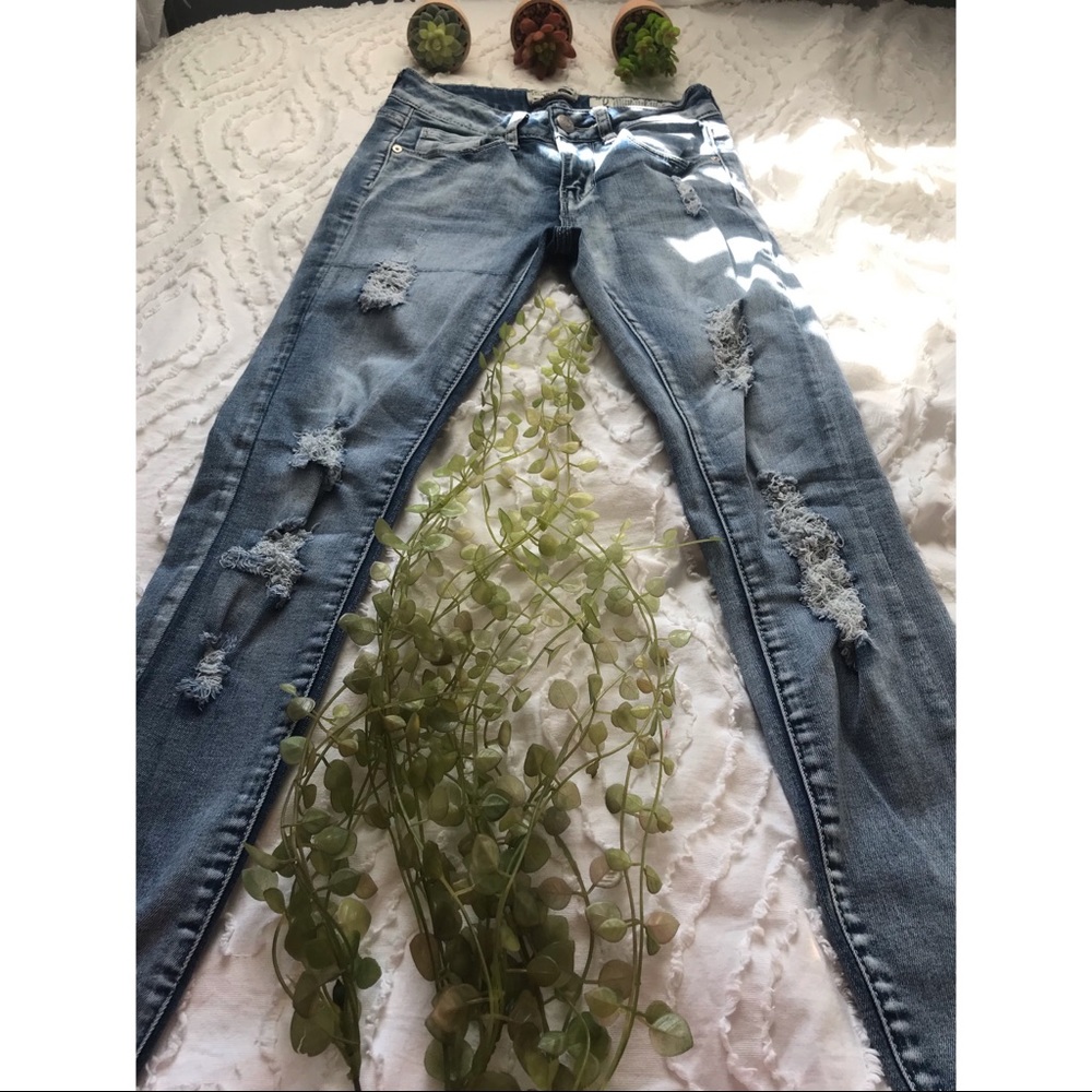 Distressed | Holed Jeans | Denim | Lightwash | Zip